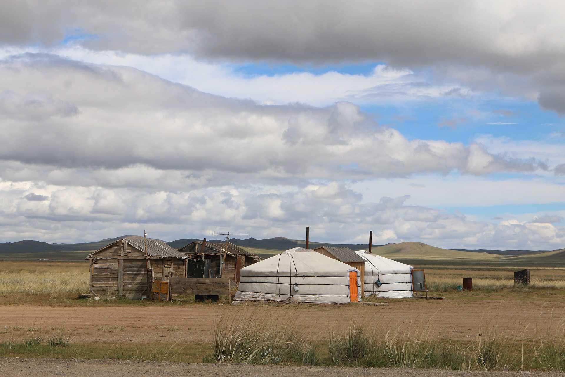 В степи живут люди. Монголия юрта. Монголия Ötügen. Кижингинская степь юрта. Степи Монголии.